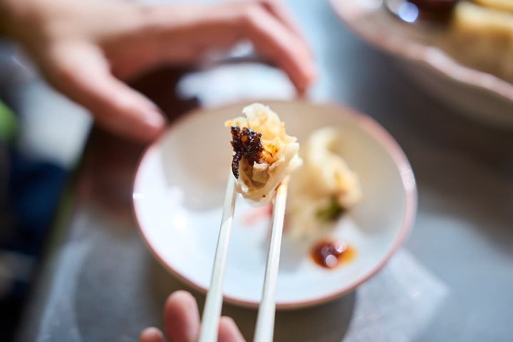 「フーフー飯店水餃子（6個）」を食べている様子