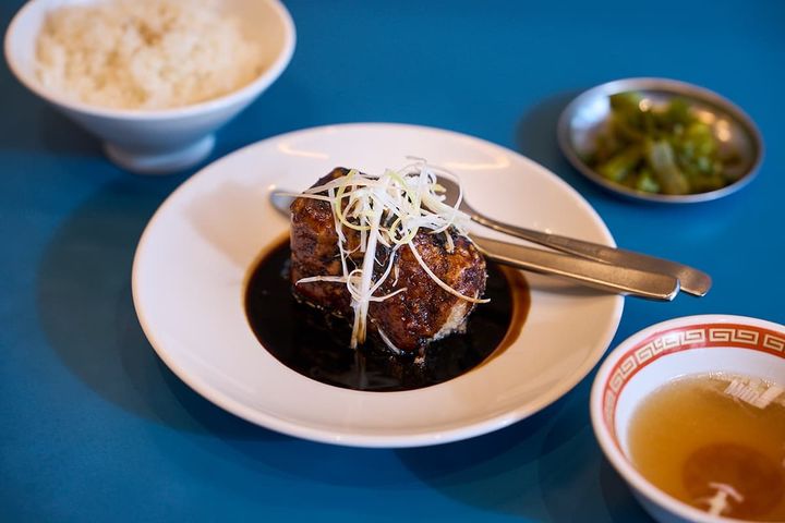 「骨なしスペアリブの黒酢豚」980円（ランチタイムはごはん、スープ、漬物が付いて1080円）