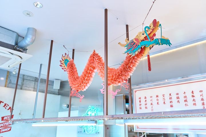 店内の中央には龍が舞う