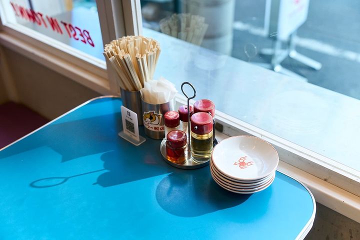 テーブルに置かれた調味料