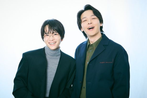 【写真を見る】板垣李光人＆中村倫也の自然体でやわらかな笑顔を撮りおろし！ 撮影/Jumpei Yamada(ブライトイデア) スタイリング(板垣李光人)/伊藤省吾(sitor) ヘアメイク(板垣李光人)/KATO(TRON) スタイリング(中村倫也)/戸倉祥仁/Akihito Tokura (holy.) ヘアメイク(中村倫也)/Ryo Matsuda (Y’s C)