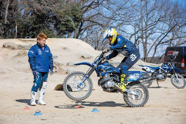 野崎選手との身体の位置③④と比較すると腕、背中でバイクを引くこととができていない。これでは高さを稼ぐことができず、対象の丸太やステアの丁度良い位置にフロントタイヤを当てることができない