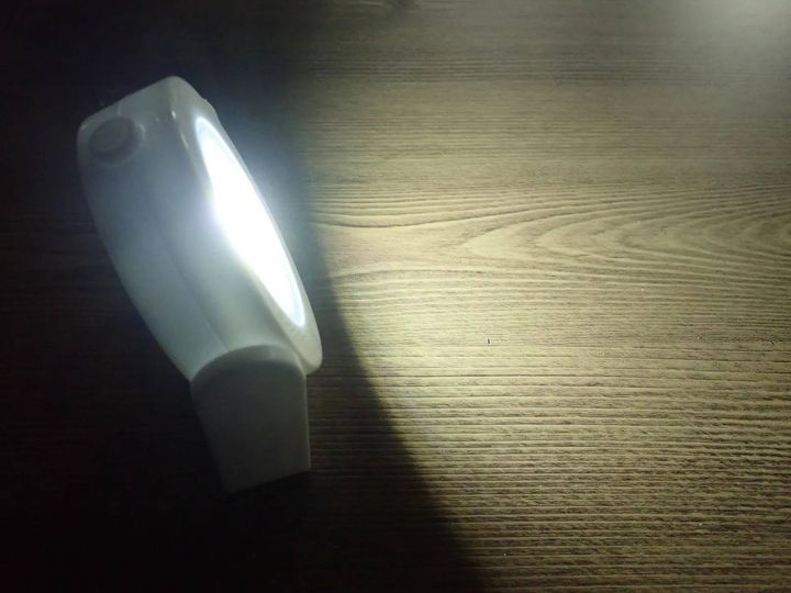 DAISO(ダイソー)：マルチアングルマグネットライト