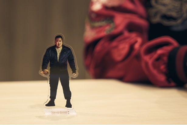 「悪魔祓い株式会社」アクリルスタンド／マ・ドンソク(バウ役)はギャガ公式オンラインストアで販売中 撮影/興梠真穂
