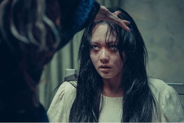 悪魔に憑りつかれたウンソを救えるか!? [c]2025 LOTTE ENTERTAINMENT & BIG PUNCH PICTURES & NOVA FILM ALLRIGHTS RESERVED.