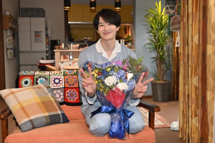 ドラマ『ちょっとだけエスパー』のクランクアップを迎えた岡田将生 （C）テレビ朝日 width=