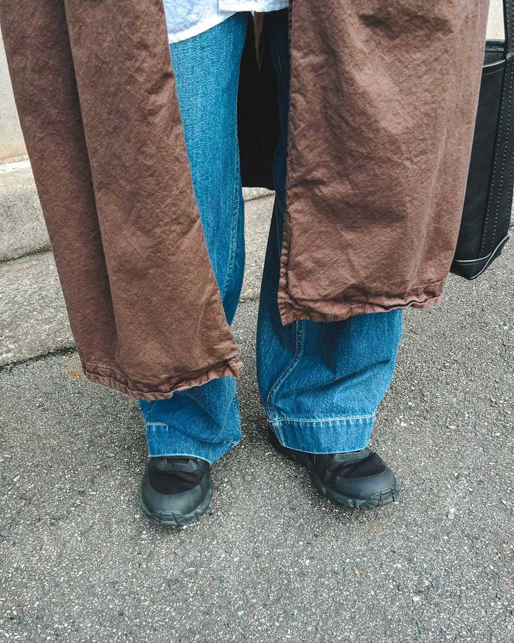 最旬“ルーズボトム”スタイル5選。冬コーデもルーズなシルエットでこなれる【TOKYO SNAP】