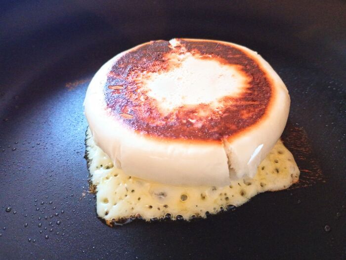 『肉まん』を押しつぶすとおいしさが覚醒！「カリカリがたまらない♡」この冬試したい食べ方をレポート！