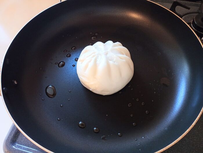 『肉まん』を押しつぶすとおいしさが覚醒！「カリカリがたまらない♡」この冬試したい食べ方をレポート！