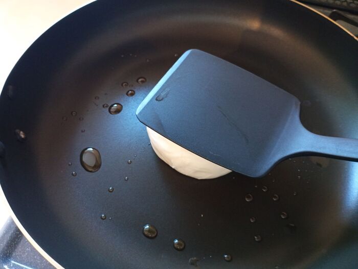 『肉まん』を押しつぶすとおいしさが覚醒！「カリカリがたまらない♡」この冬試したい食べ方をレポート！