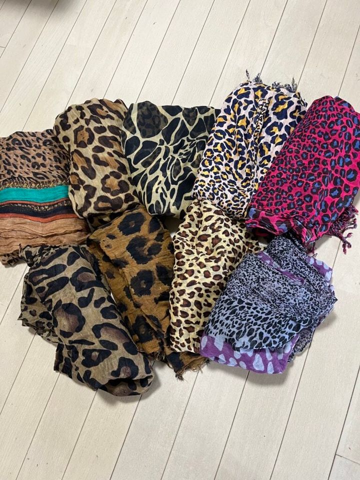 加藤理恵さんのヒョウ柄ストール