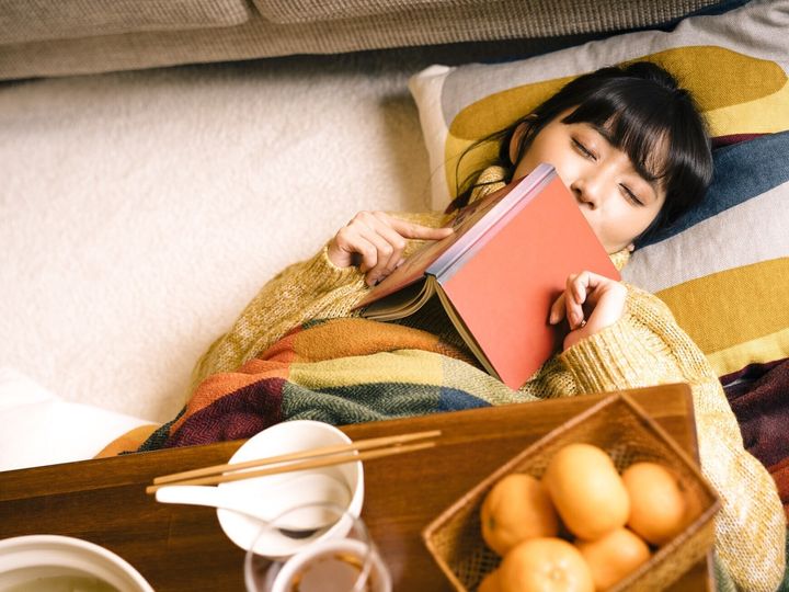 【医師が回答】こたつは安全性の高い暖房器具の1つですが、注意した方がいい点もあります。分かりやすく解説します。（※画像：amanaimages）