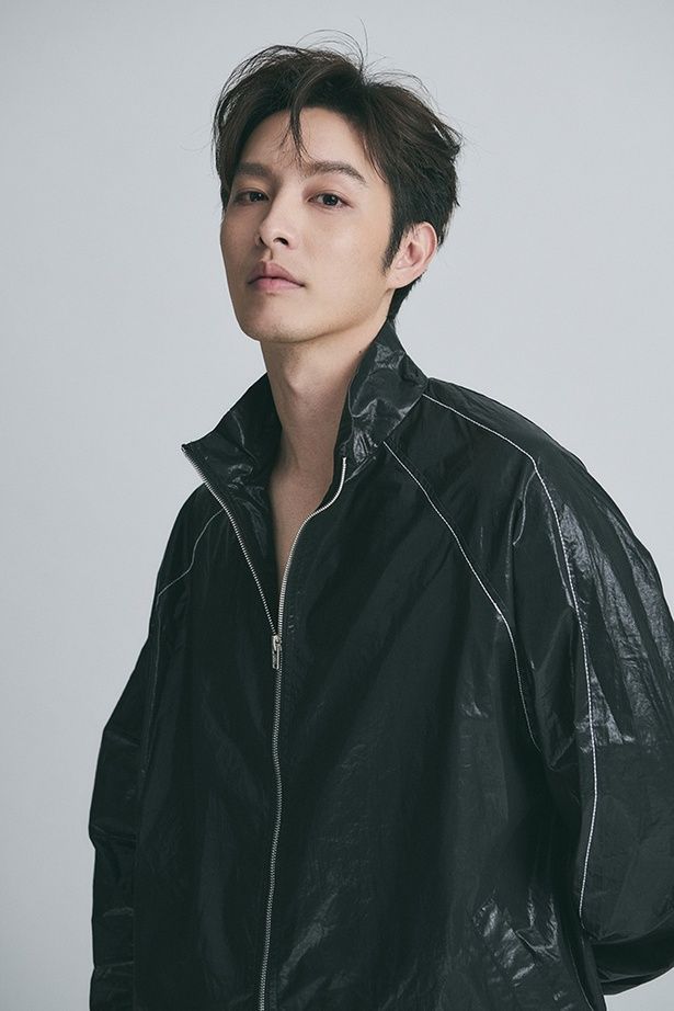 【写真を見る】フェンシングの試合中に対戦相手を刺殺し、少年刑務所で服役していた兄ジーハンを演じたツァオ・ヨウニン