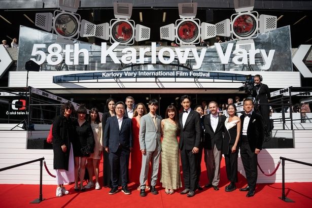 カルロヴィ・ヴァリ国際映画祭 最優秀監督賞を受賞した際のレッドカーペットの様子 FILM SERVIS FESTIVAL KARLOVY VARY
