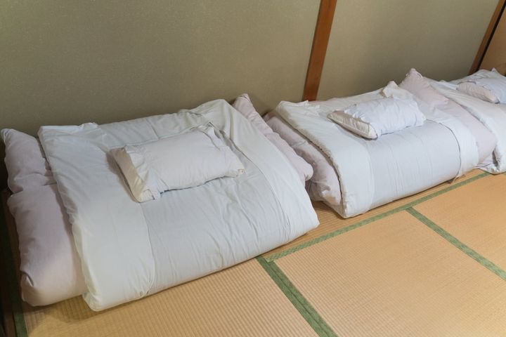 旅館のチェックアウト時に布団は畳むべきか（画像はイメージ）