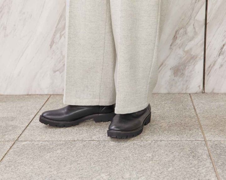 画像: 足元にはブーツでボリュームをプラス