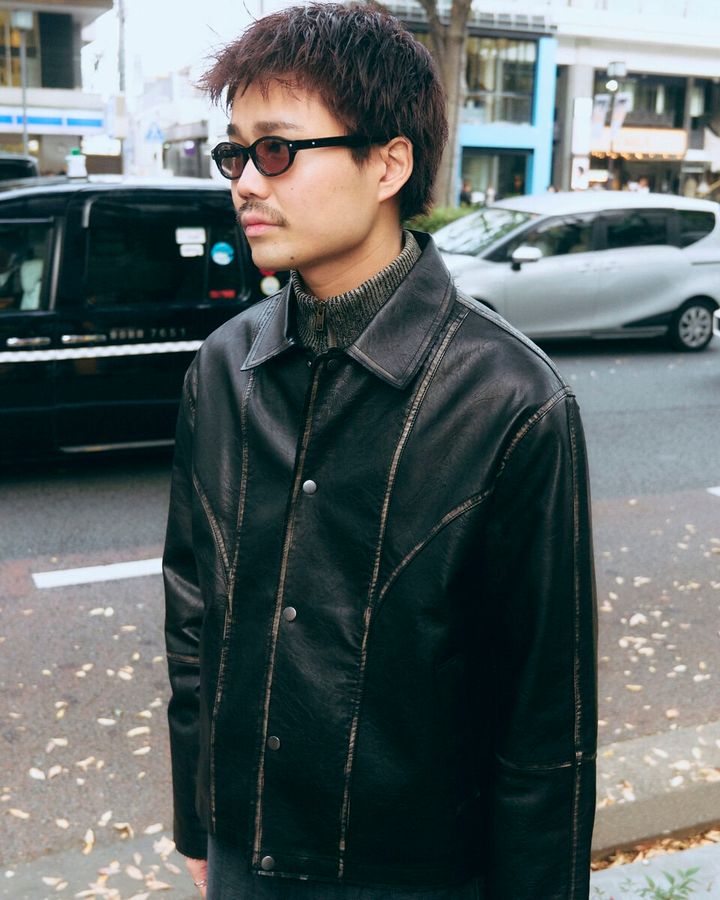 【スナップ】ネックがあるトップスにあえて襟付きのレザージャケットを合わせて