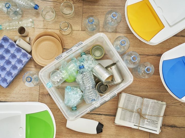 捨てるのが面倒で家に置いたままの不用品。放置すると火災や事故の原因となることもあります。今回は、スプレー缶やモバイルバッテリー、開封済みの粉製品など、家にあると危険な6つのアイテムと、正しい捨て方をご紹介します。