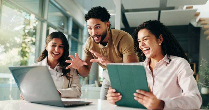 笑いながら話し合う男女