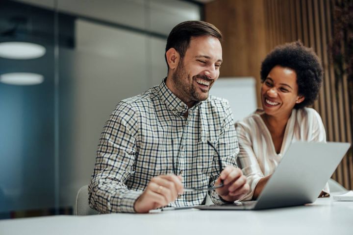 オンラインミーティング中の男女