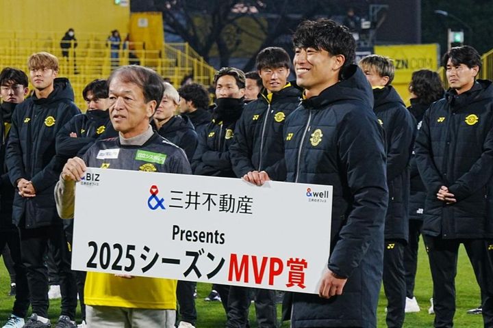 画像: チーム年間MVPを受賞した古賀（写真左 浅野凜太郎）