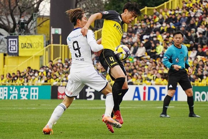 画像: 身体を張った守備で柏の勝利に貢献した古賀（写真左 浅野凜太郎）