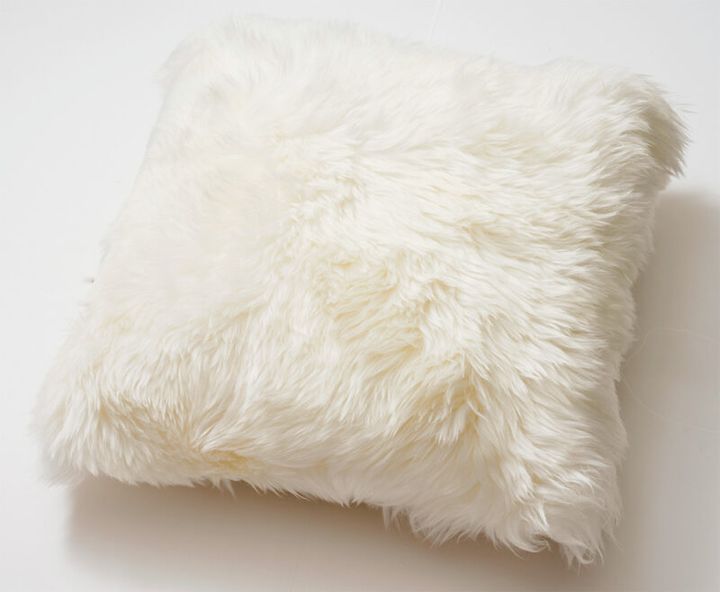 ムートンクッション¥17,600／ボーロン（ロンハーマン）