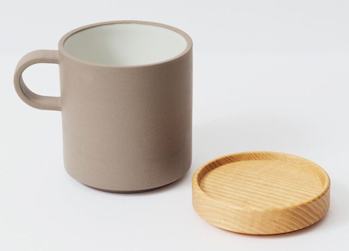 マグカップミディアム385mL¥3,300、トレイ 85mm¥2,750／ともにハサミポーセリン（東京西海）