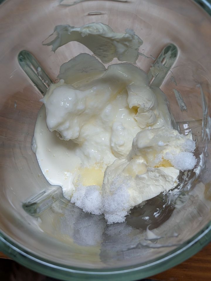 2.材料の●をミキサーに入れ、クリームチーズがなめらかになるまでまわす