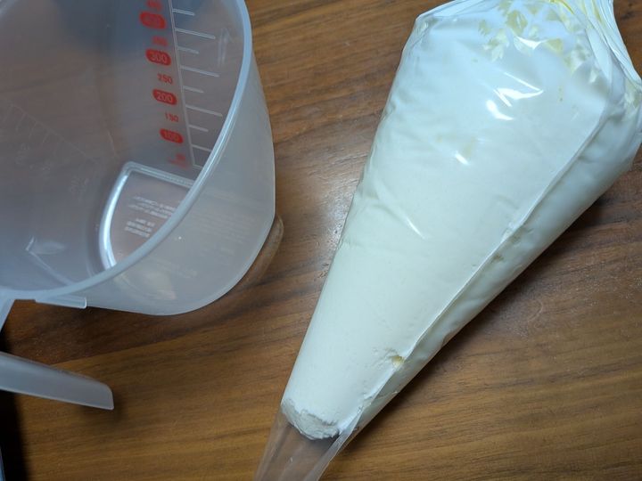 3.工程1を入れ、ダマが残らないようにしっかり撹拌する。絞り袋につめる