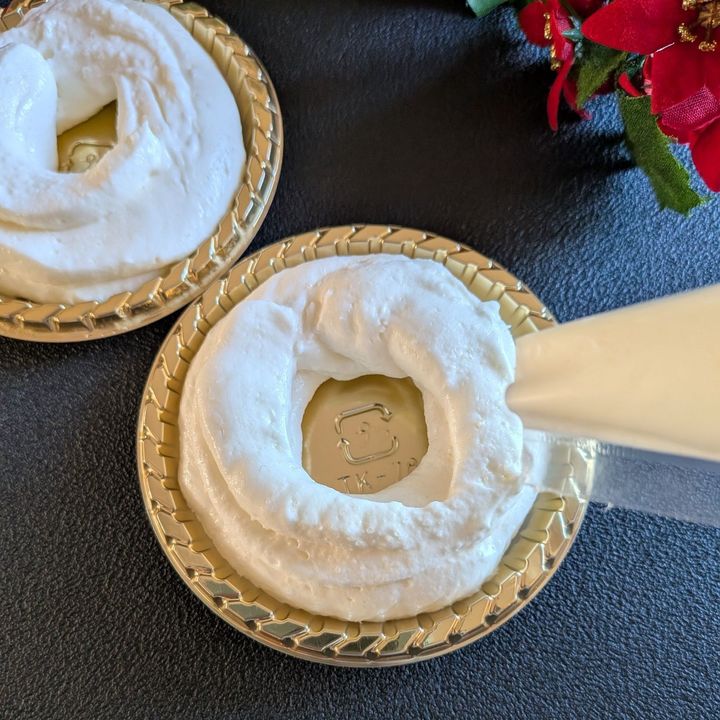 4.好きなお皿の上にドーナツ型になるように絞り出す