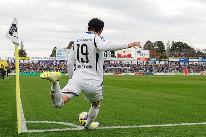 画像: コーナーキックを蹴る中山（写真 浅野凜太郎）