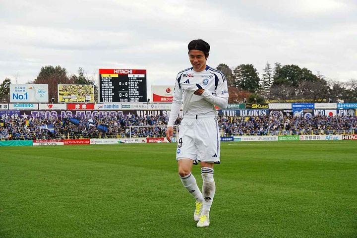 画像: コーナーへ向かう際、柏サポーターの大きなブーイングに思わず笑ってしまった中山（写真 浅野凜太郎）