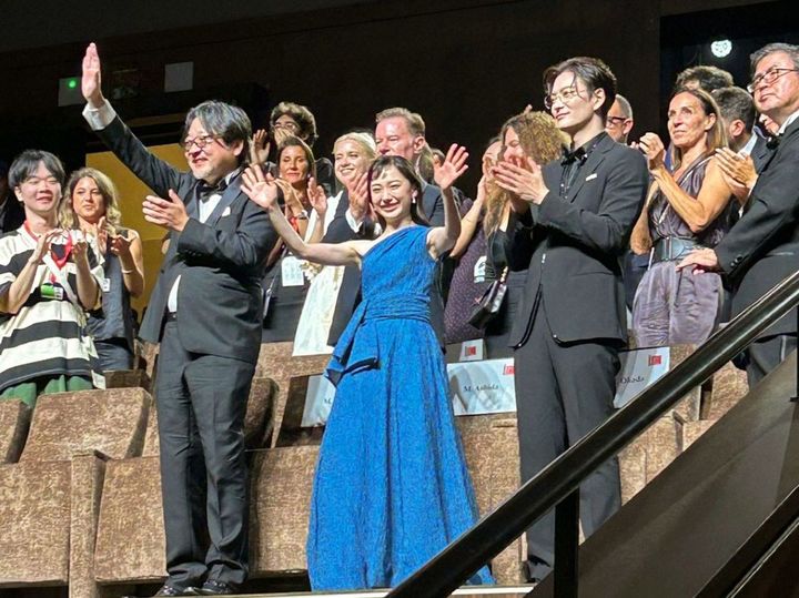 拍手に応える細田監督ら 「ゆるし」含んだ復讐劇を