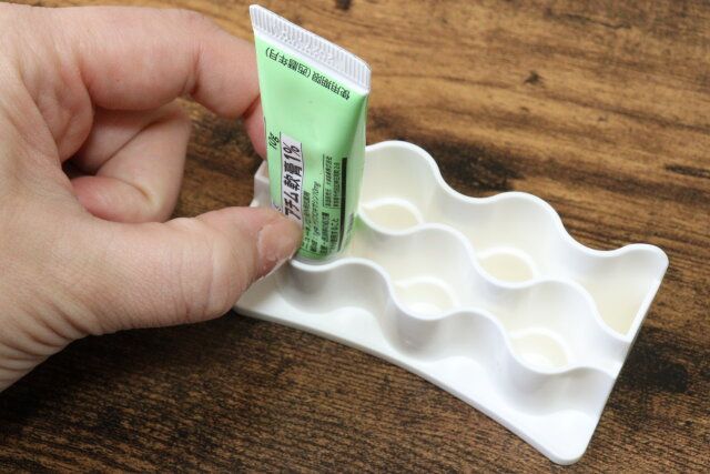 すきまにピッタリ 軟膏スタンド 使用方法