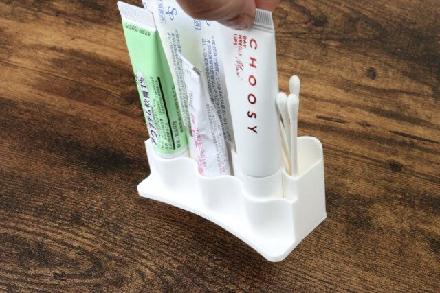 すきまにピッタリ 軟膏スタンド 取り出し