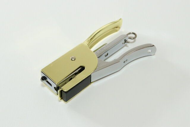 ダイソー レバー式ホッチキス（ゴールドカラー、シルバーカラー） デザイン