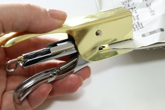 ダイソー レバー式ホッチキス（ゴールドカラー、シルバーカラー） 使用例