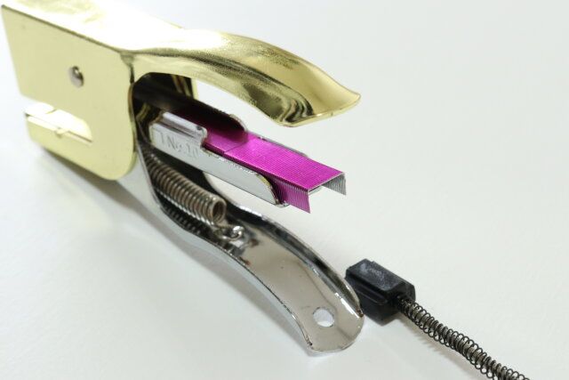 ダイソー レバー式ホッチキス（ゴールドカラー、シルバーカラー） 充填