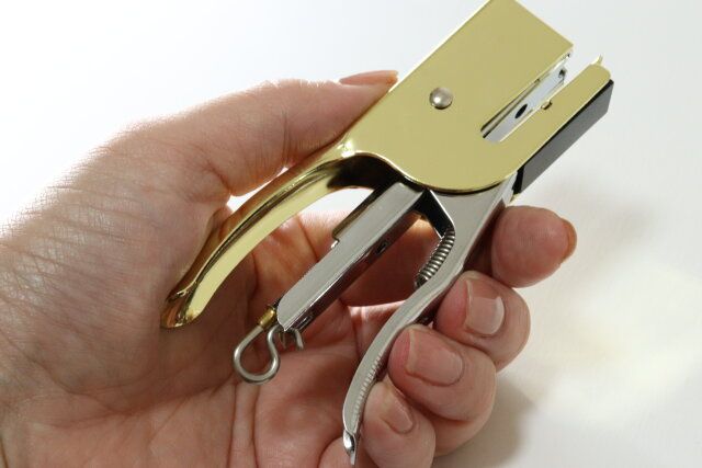 ダイソー レバー式ホッチキス（ゴールドカラー、シルバーカラー）