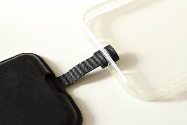 iPケース用 MagSafe対応ウォレット 落下防止タグ付き ブラック 取り付け