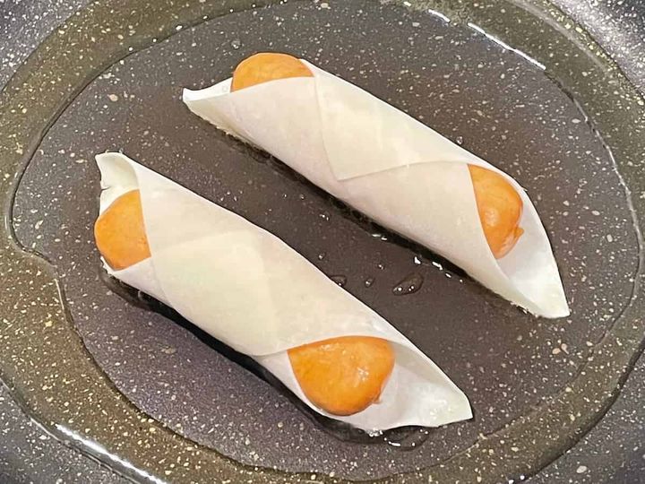 粗挽きウインナーのワンタン皮巻き