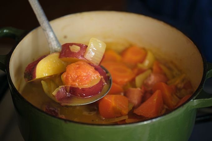 おかずはこれ一皿で完成！「ソーセージと根菜のカレー風スープ」【最新号からちょっと見せ】の画像2