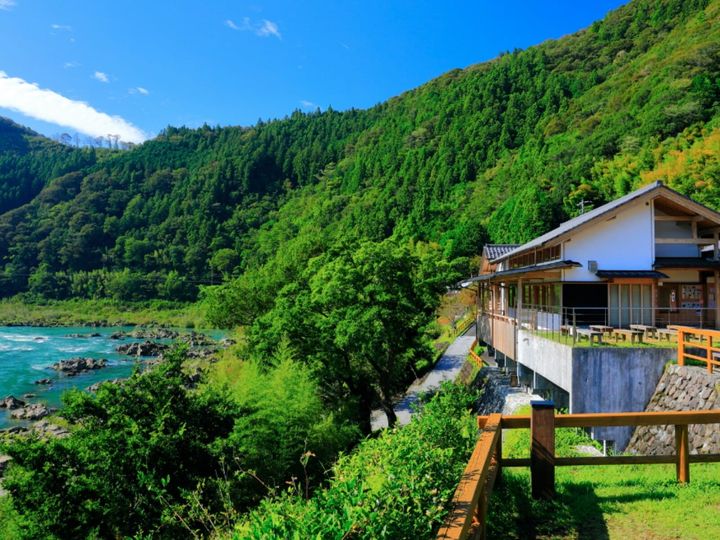 All About ニュース編集部が全国250人を対象に実施した「道の駅に関するアンケート」の調査結果から、特産品が楽しめると思う「高知県の道の駅」ランキングを発表！ 2位「四万十とおわ」を抑えた1位は？