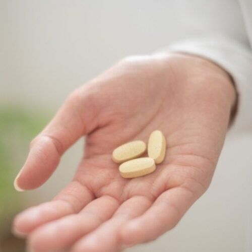 「なんか疲れ残るわ…」は病気のサイン!? 現代男子328人の本音で判明、疲労回復サプリが急増するワケ