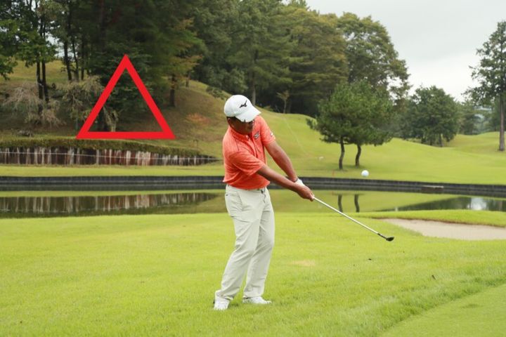 シニアプロの確実に寄せる方法！ヒジをゆるめて関節の硬さをカバー