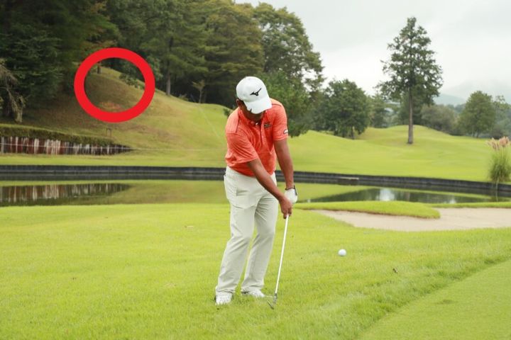 シニアプロの確実に寄せる方法！ヒジをゆるめて関節の硬さをカバー