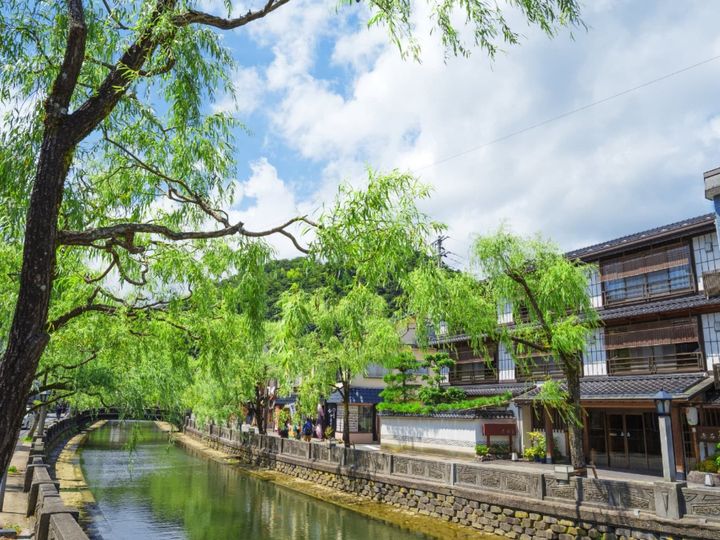 All About ニュース編集部が全国250人を対象に実施した「長期休みに行きたいと思う温泉地に関するアンケート」の調査結果から、長期休暇に行きたいと思う「兵庫県（有馬・六甲・播磨・但馬エリア）の温泉地」ランキングを発表！ 2位「城崎温泉」を抑えた1位は？