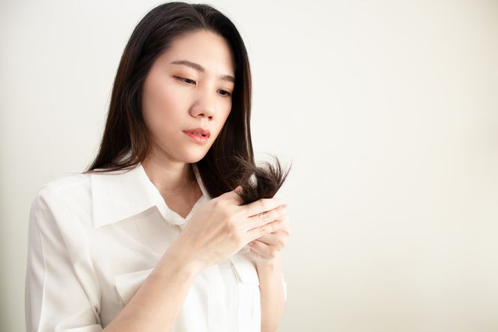 頭皮の乾燥で白髪や抜け毛が増える！？ 40・50代がすべき保湿習慣