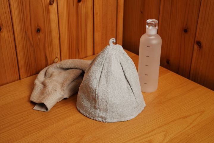 タオルとサウナハットと水筒